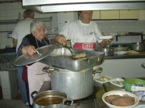 album/sagra_ravioli_2008_venerdi_lavoranti/sagra_ravioli_2008_venerdi_lavoranti_12.jpg